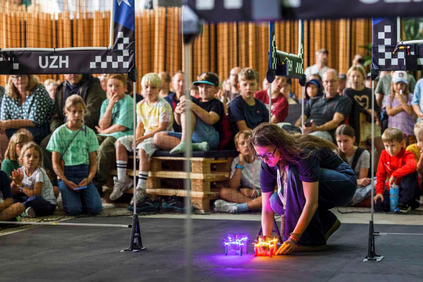 Alles bereit für das Drohnenrennen. Die Demonstrationen mit autonom fliegenden Drohnen der Robotics and Perception Group der UZH faszinierten Jung und Alt.